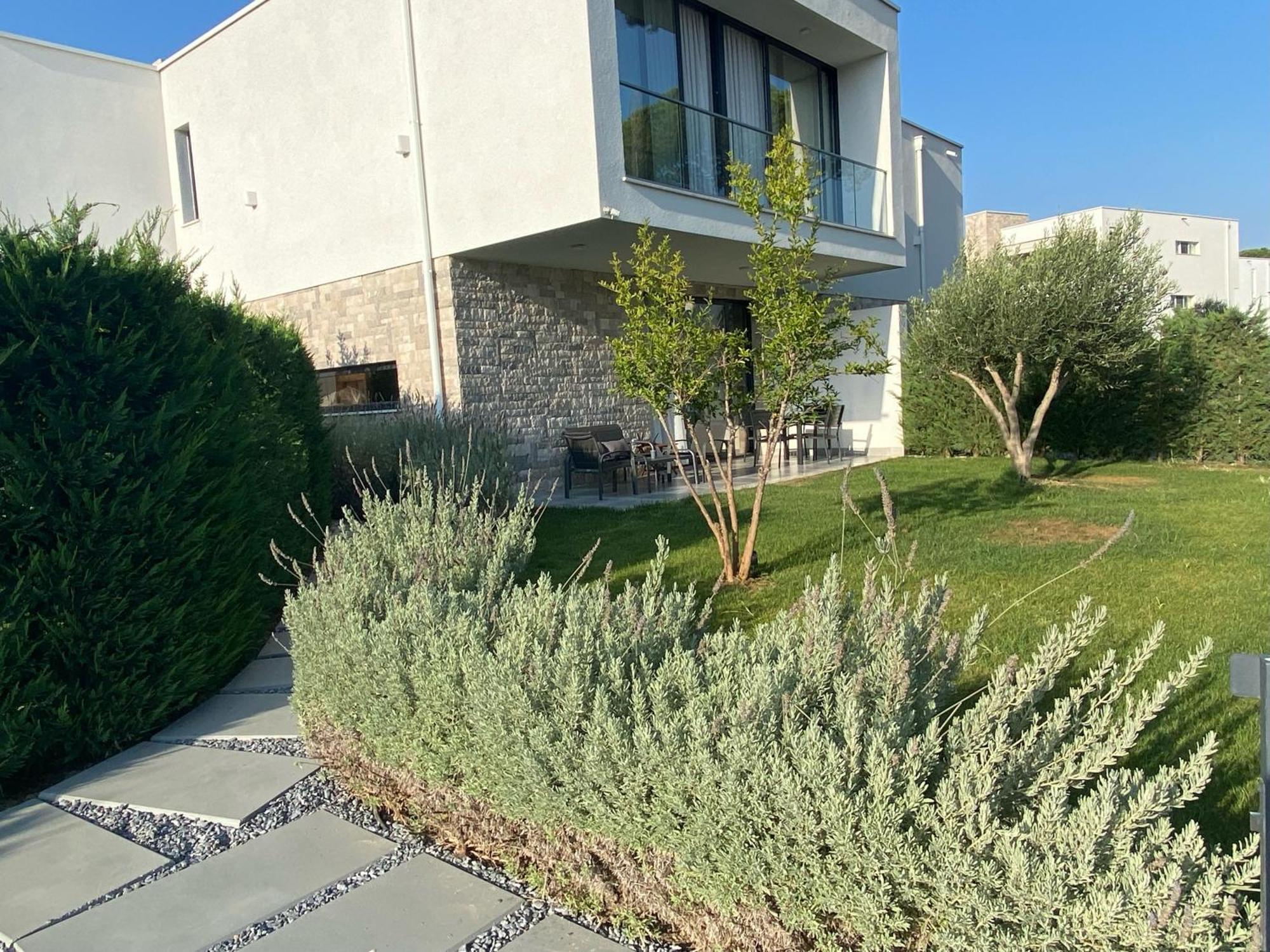 Rosemarine Villas Durres Bagian luar foto